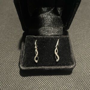 Diamond White gold 10 Kt dangle post earrings